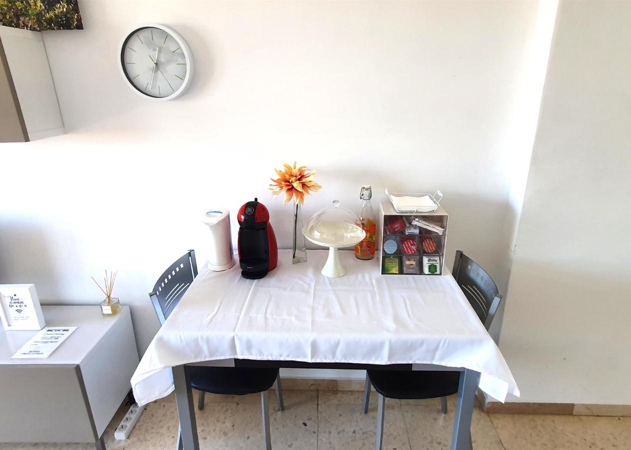 Beachfront Studio Apartment มาร์เบยา ภายนอก รูปภาพ