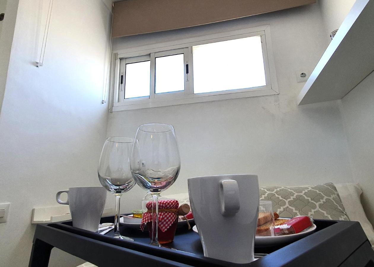 Beachfront Studio Apartment มาร์เบยา ภายนอก รูปภาพ