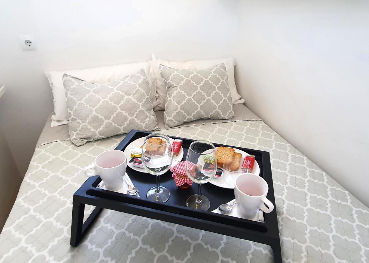 Beachfront Studio Apartment มาร์เบยา ภายนอก รูปภาพ
